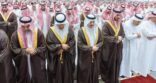 أمير المنطقة الشرقية يؤدي صلاة الميت على شهداء حادث سقوط الطائرة المروحية التابعة لشركة أرامكو
