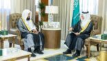 أمير المنطقة الشرقية يستقبل مدير دار الآل والصحب الوقفية بمحافظة الأحساء