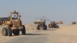 نقل الشرقية : غدا إعادة فتح طريق أبرق الكبريت بعد إزالة الرمال