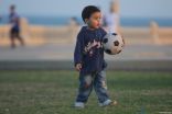طفل يداعب الكرة وسط أجواء جميلة في كورنيش الخفجي ، تصوير – أحمد غالي