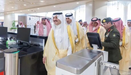 أمير المنطقة الشرقية يدشن البوابات الإلكترونية لإنهاء إجراءات المسافرين بمطار الملك فهد الدولي بالدمام