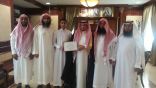الهزاع يكرم الطالب عبدالرحمن محمود الثالث على مستوى المملكة في مسابقة نايف لحفظ السنة