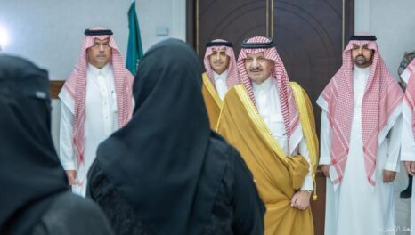 أمير المنطقة الشرقية يستقبل منسوبي الإمارة المهنئين بعيد الفطر