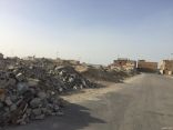 بالفيديو والصور: حي الفيحاء بالخفجي يتحول لمكب للنفايات ومخلفات البناء