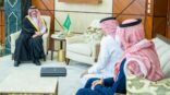 أمير المنطقة الشرقية يستقبل مدير فرع الجمعية العربية السعودية للثقافة والفنون بالدمام