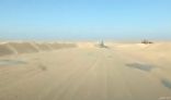 بالفيديو .. مواطن يرصد إغلاق طريق القاعدة وأبرق الكبريت بسبب زحف الرمال