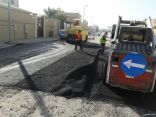 بلدية الخفجي تعيد سفلتة وردم الحفر في بعض شوارع أحياء الخفجي