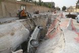 بالصور : وقوع سيارة في حفرة مشروع تحت الإنشاء بحي العزيزية في الخفجي