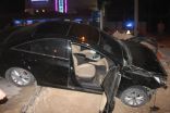 بالصور سقوط سيارة في حفرة مقاول في شارع الملك فيصل بالخفجي