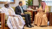 نيابة عن خادم الحرمين الشريفين وسمو ولي العهد.. أمير منطقة الرياض يستقبل عميد السلك الدبلوماسي سفير جيبوتي ورؤساء المجموعات الجغرافية المعتمدين لدى المملكة