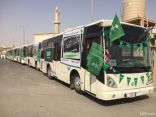 الأعلام السعودية والعبارات الوطنية تزين حافلات نقل الطالبات في الخفجي
